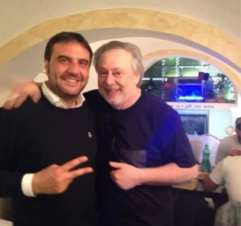 Due esperti del settore entertainment, tra cui il noto manager Lele Mora, condividono un momento di collaborazione