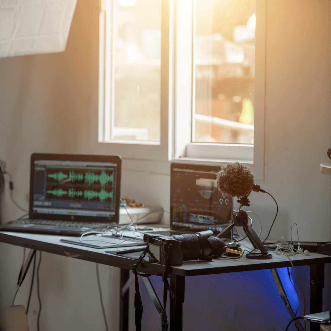 Dietro le Quinte della Creazione di Contenuti di CH Media Postazione di editing video con laptop, microfono e fotocamera in uno studio ben illuminato