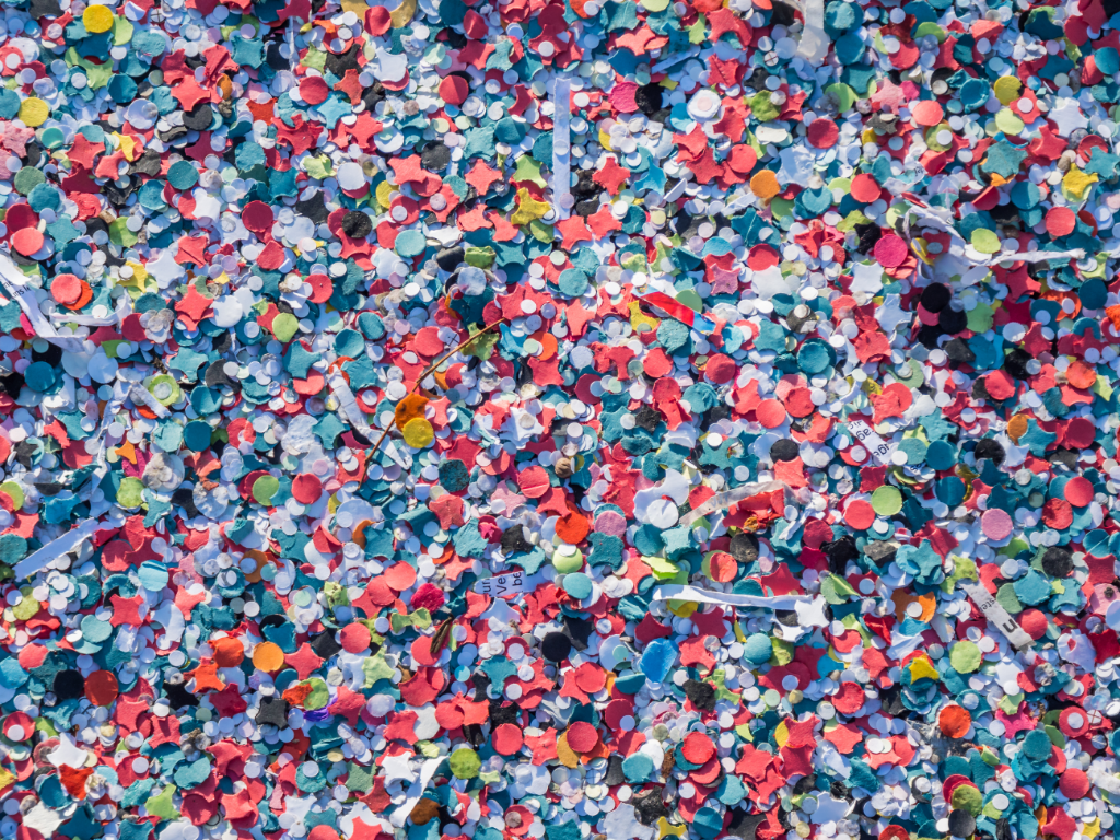 Tappeto di coriandoli colorati, segno del festoso ritorno del Carnevale a Castellammare