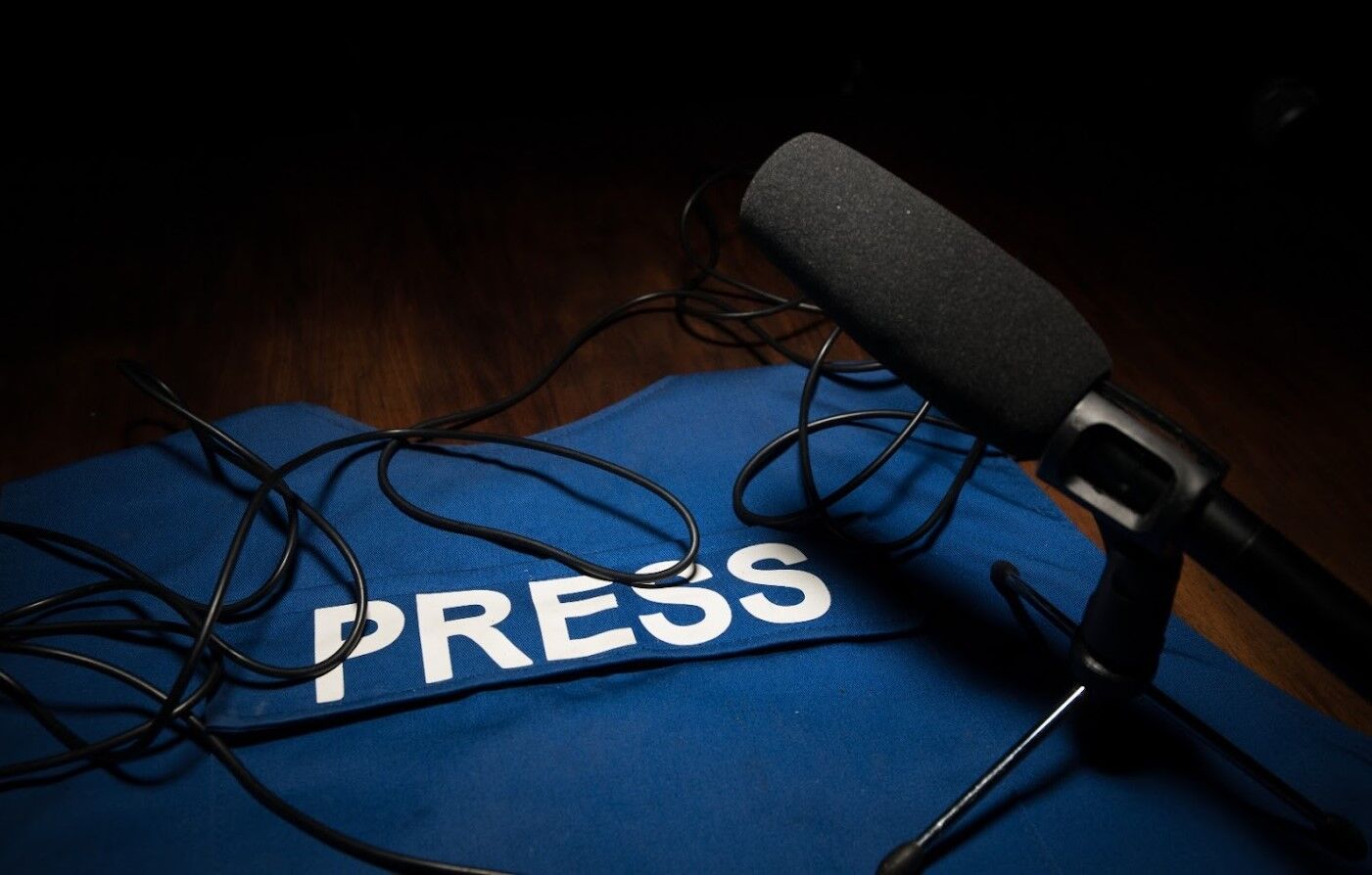 Microfono su una maglietta con la scritta "PRESS", simbolo di giornalismo e comunicazione