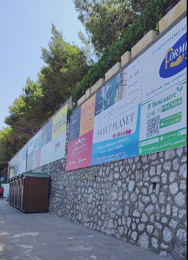 Pannelli pubblicitari affissi sul muro del lido Famous Beach a Castellammare di Stabia.